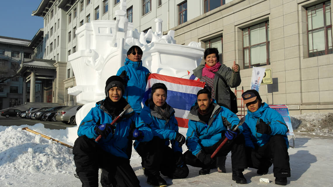 การแข่งขันการแกะสลักหิมะนานาชาติ 2016 วิทยาลัยอาชีวศึกษาสุราษฎร์ธานี