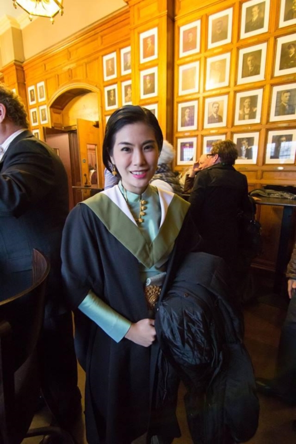 แพทย์หญิงสวมชุดไทย รับปริญญาที่ University of Edinburgh (5)
