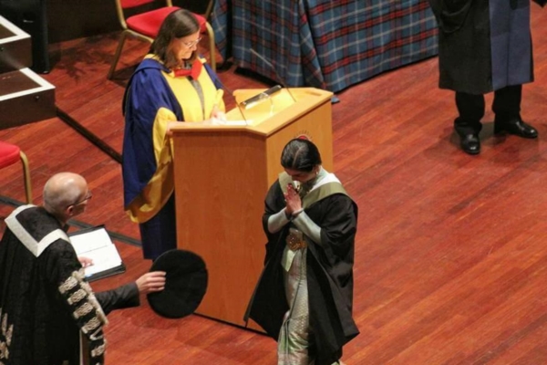 แพทย์หญิงสวมชุดไทย รับปริญญาที่ University of Edinburgh (8)
