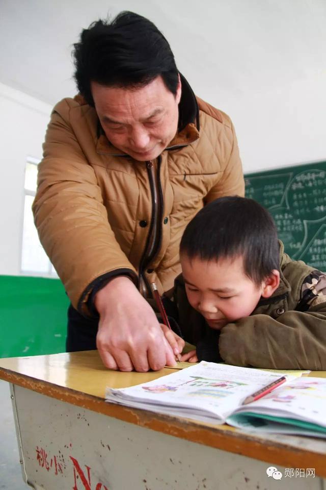 สุดเศร้า!! โรงเรียนในจีน มีนักเรียนคนเดียว กับคุณครูเพียงหนึ่งคน 