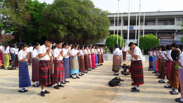 นักเรียนโรงเรียนหนองสังข์วิทยายน ร่วมอนุรักษ์ไทย นุ่งซิ่นไม่นุ่งสั้นทุกวันพระ (10)