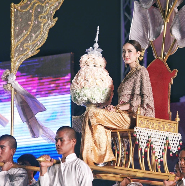 แอฟ-แต้ว สวมชุดไทยอัญเชิญพระเกี้ยว ในงาน 100 ปีจุฬาฯ