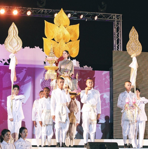 แอฟ-แต้ว สวมชุดไทยอัญเชิญพระเกี้ยว ในงาน 100 ปีจุฬาฯ