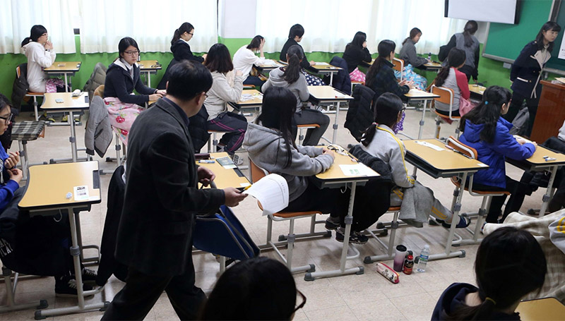 การศึกษาต่างประเทศ การสอบ ความเชื่อ ต่างประเทศ วันสอบเข้ามหาวิทยาลัยของเด็กเกาหลี เกาหลี