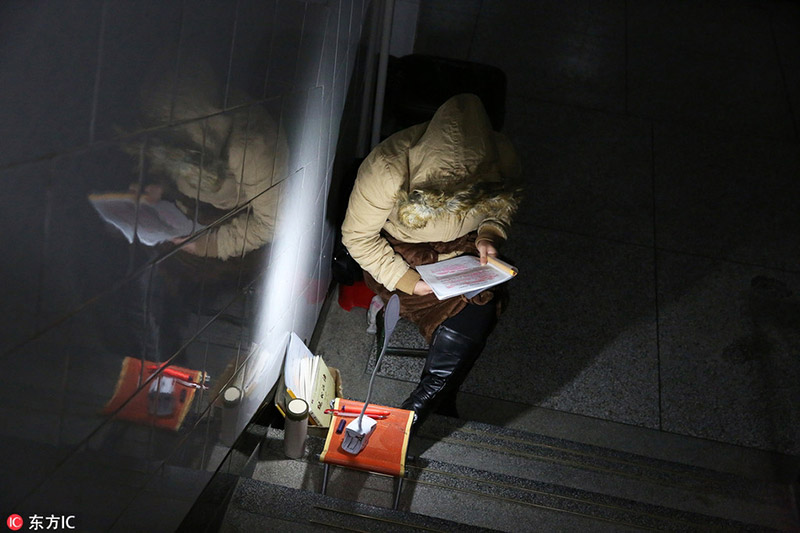 นักเรียนจีน ตั้งใจอ่านหนังสือในฤดูหนาว