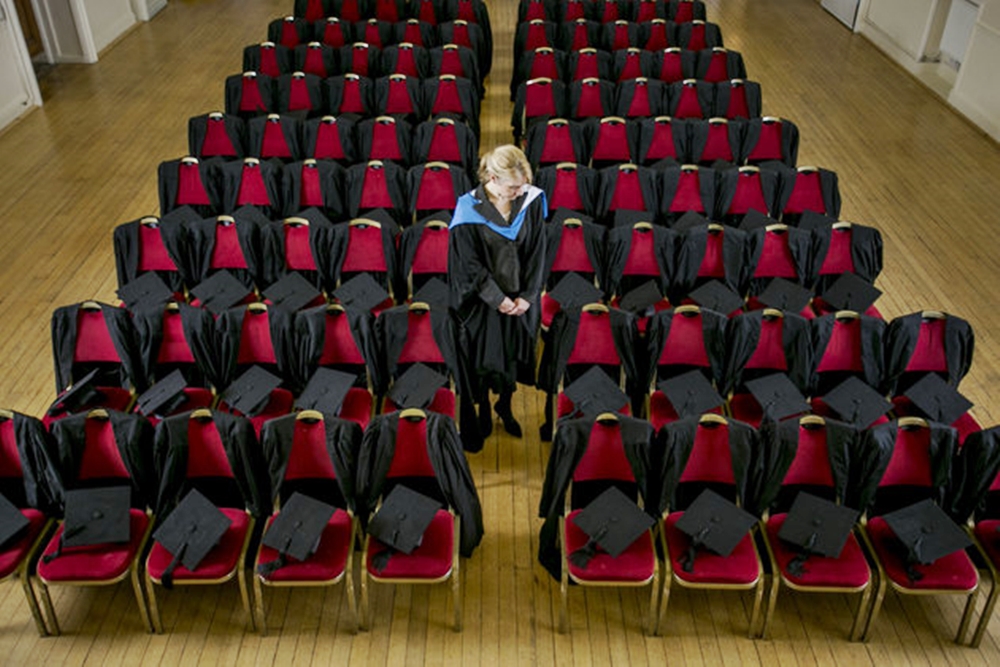 อังกฤษจัดพิธีจบการศึกษา ด้วยเก้าอี้ที่ว่างเปล่า แด่นักศึกษาที่จากโลกนี้ไปแล้ว