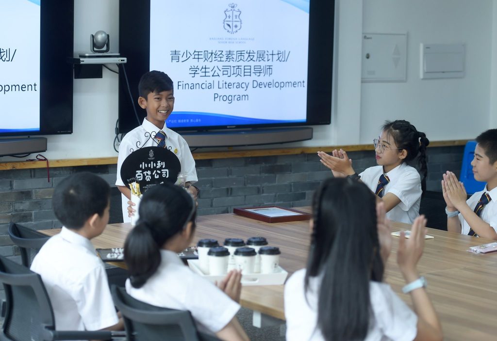 เด็กชายสาลิก ชาวกัมพูชา พูดได้ 16 ภาษา รับทุนเรียนต่อที่จีน
